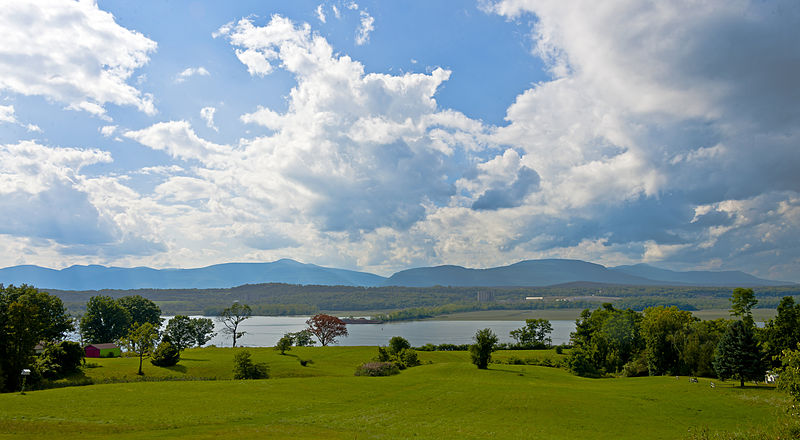 This image has an empty alt attribute; its file name is Catskill_Escarpment_and_Hudson_River_from_North_Germantown_NY.jpg